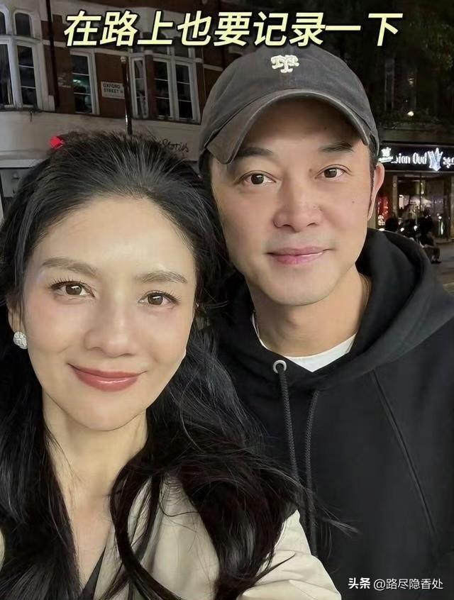 48岁沙溢瘦回30岁的年轻模样，去英国度假和老婆合照。身旁胡可49岁，素颜站他旁