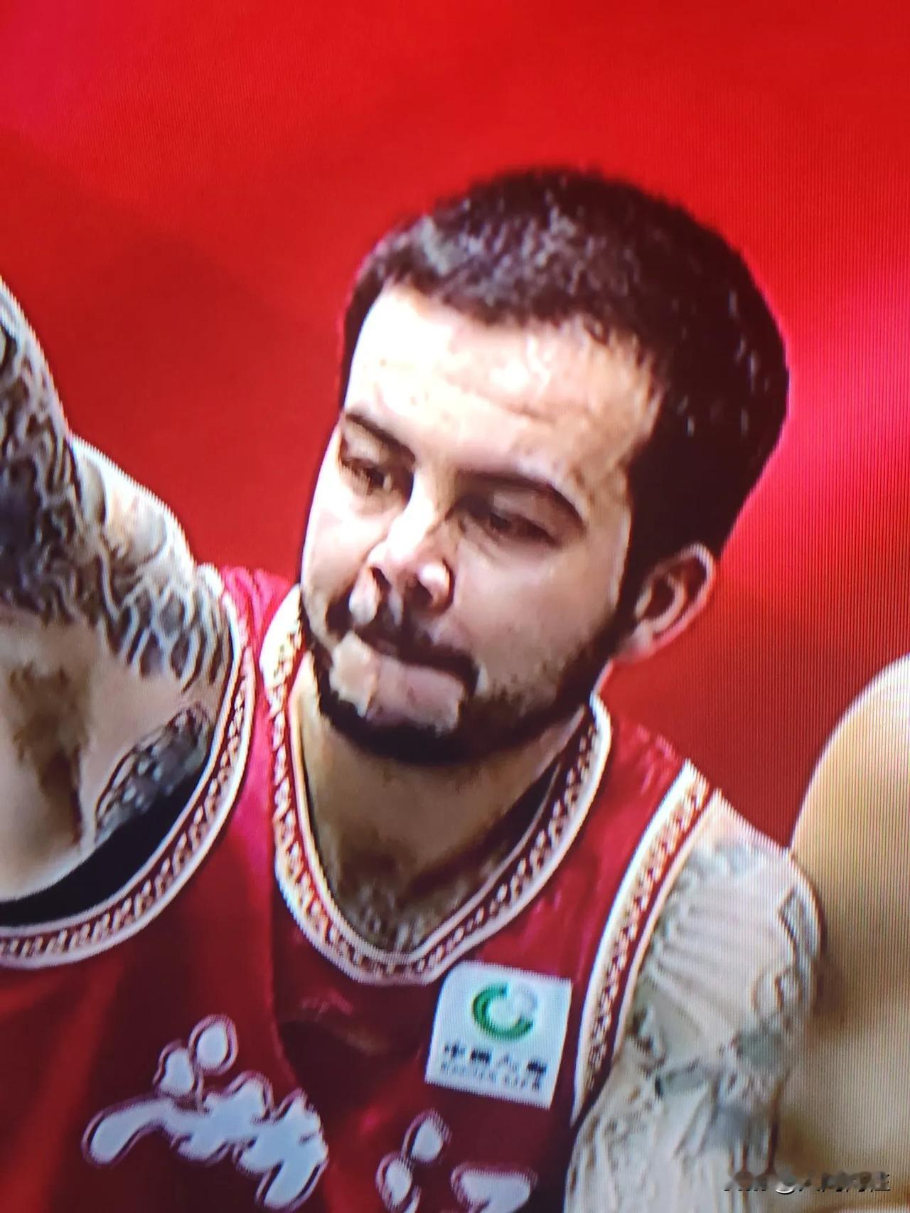 正在转播浙江男篮与四川比赛，第一节浙江34比22领先四川；主场作战的浙江打的流畅