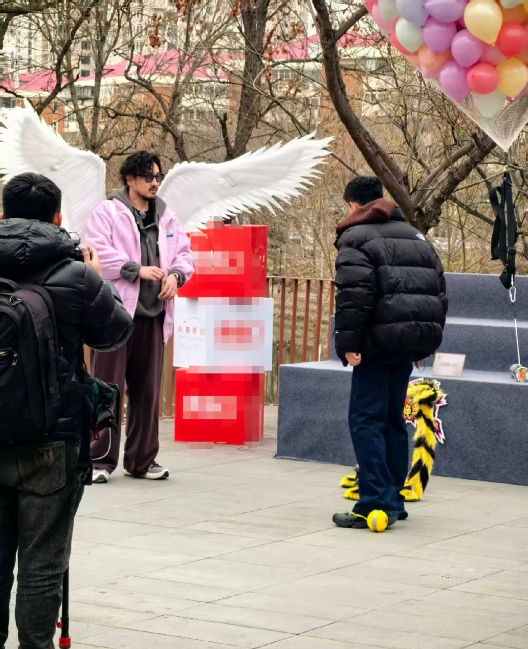 王传君 野人回内娱走红毯周五晚高疯 救命！王传君把红毯走成了自家小院散步现场，这