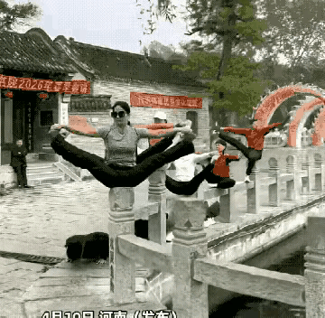 大千世界无奇不有，这些中年妇女练习的又是哪门子功课，还真费力气。