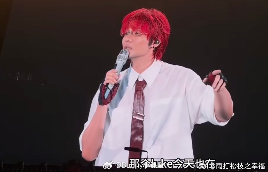 井柏然刘雯去看李荣浩演唱会中秋夜井柏然与刘雯现身李荣浩上海演唱会，李荣浩在台上借