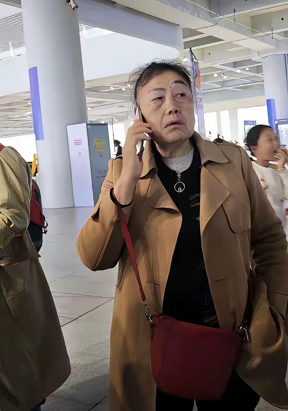 哈哈哈，大妈您画的眉毛怎么一高一低呀？[捂脸][大笑]

爱美之心，人皆有之。