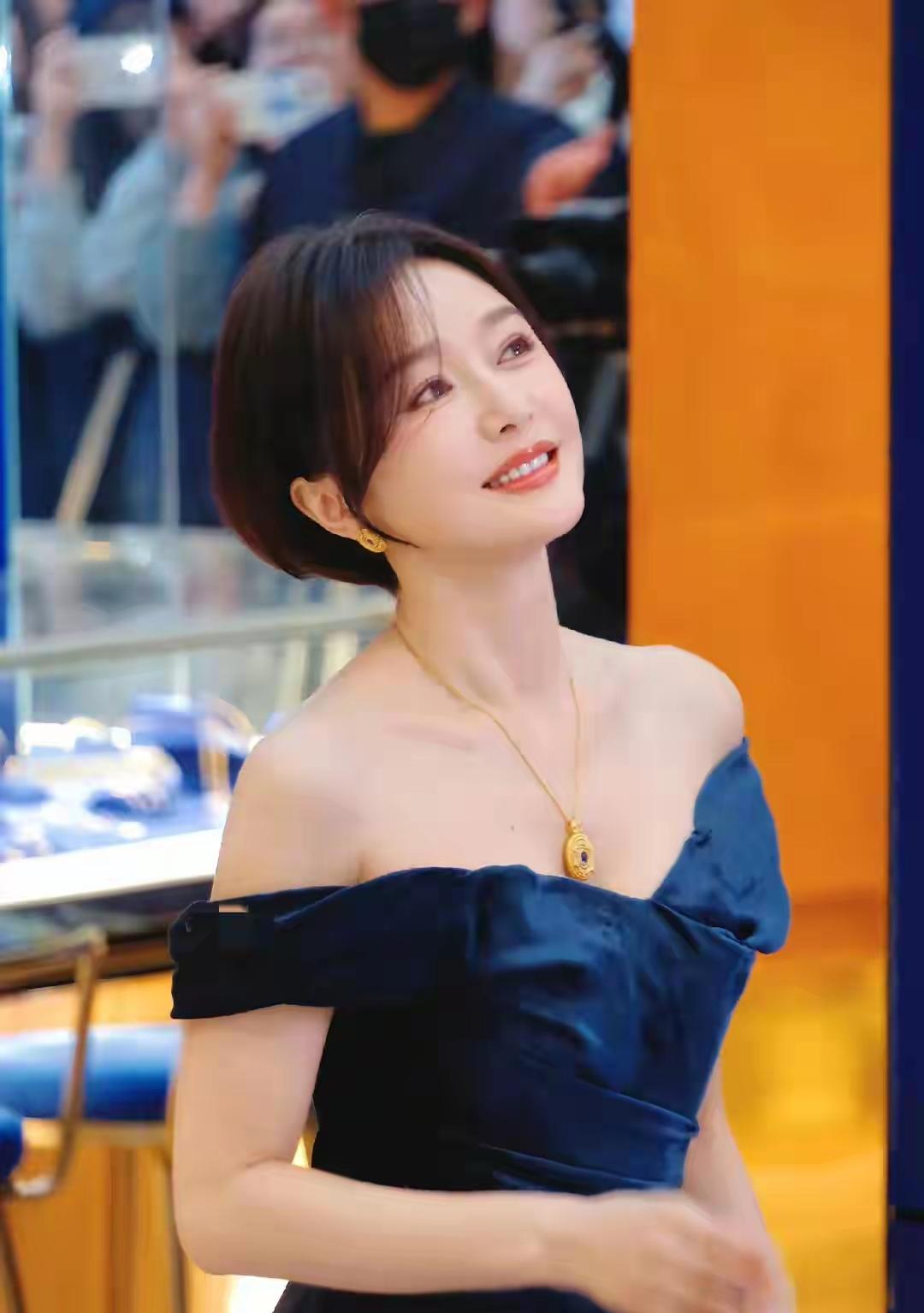 秦岚美得让人忘了看内核。

网友刷到她最新活动生图真的惊了，46岁这皮肤的光泽度