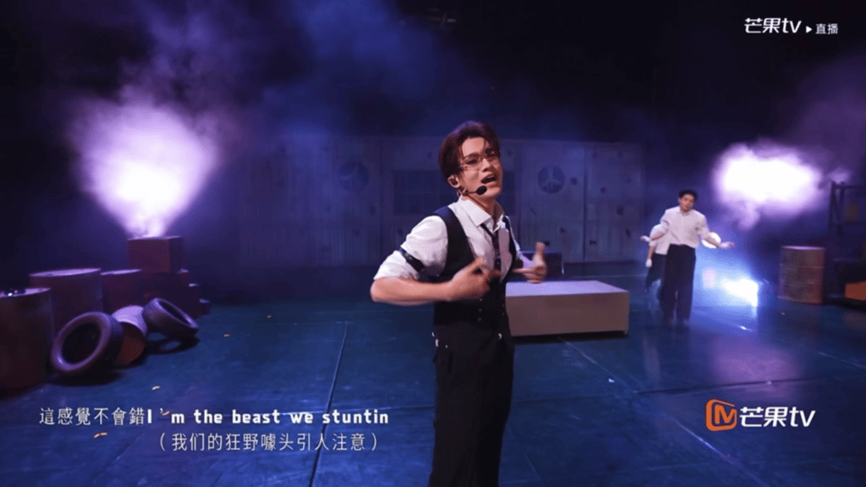 姚琛这个运镜太帅了姚琛狂爱运镜太帅了被姚琛《狂爱》舞台的运镜狠狠惊艳，镜头流畅游