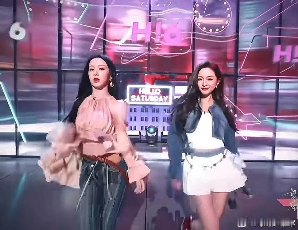 双A气场炸裂！吴宣仪与包上恩共跳《Like》，复刻Jennie名场面。舞台上，两