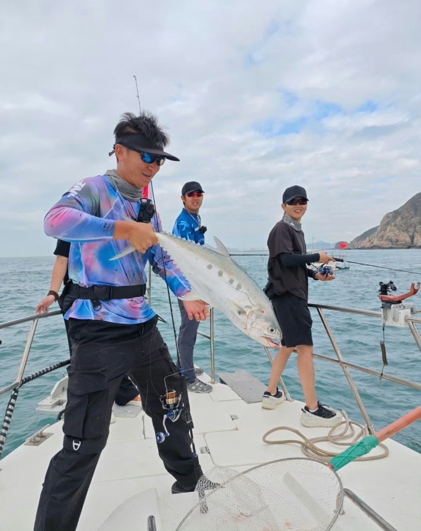 德云社的孟鹤堂是真喜欢钓鱼，我已经不止一次看到他在网上分享自己拿着鱼竿海边上钓鱼