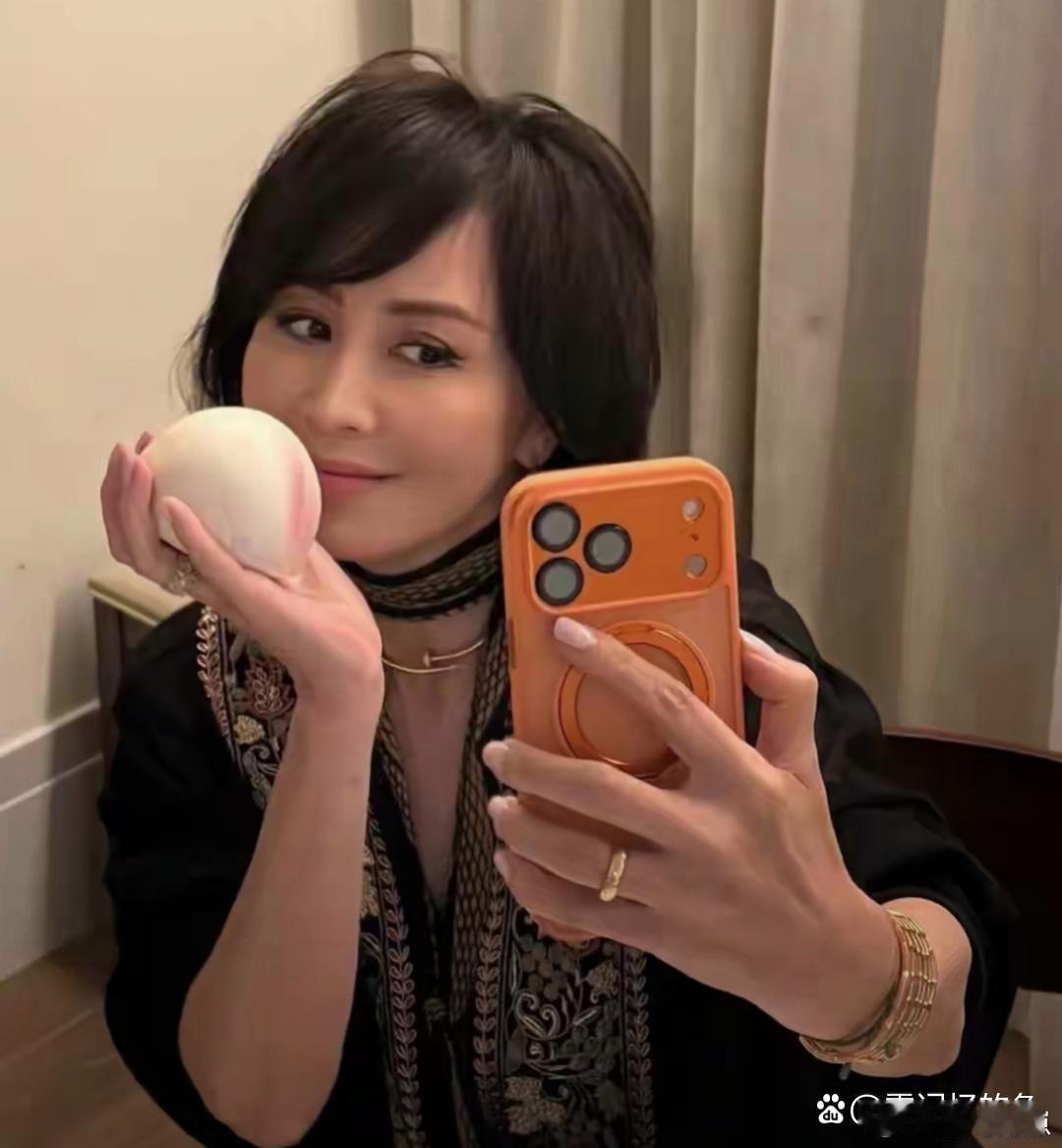 60岁刘嘉玲风采依旧，颜值在线美若天仙 