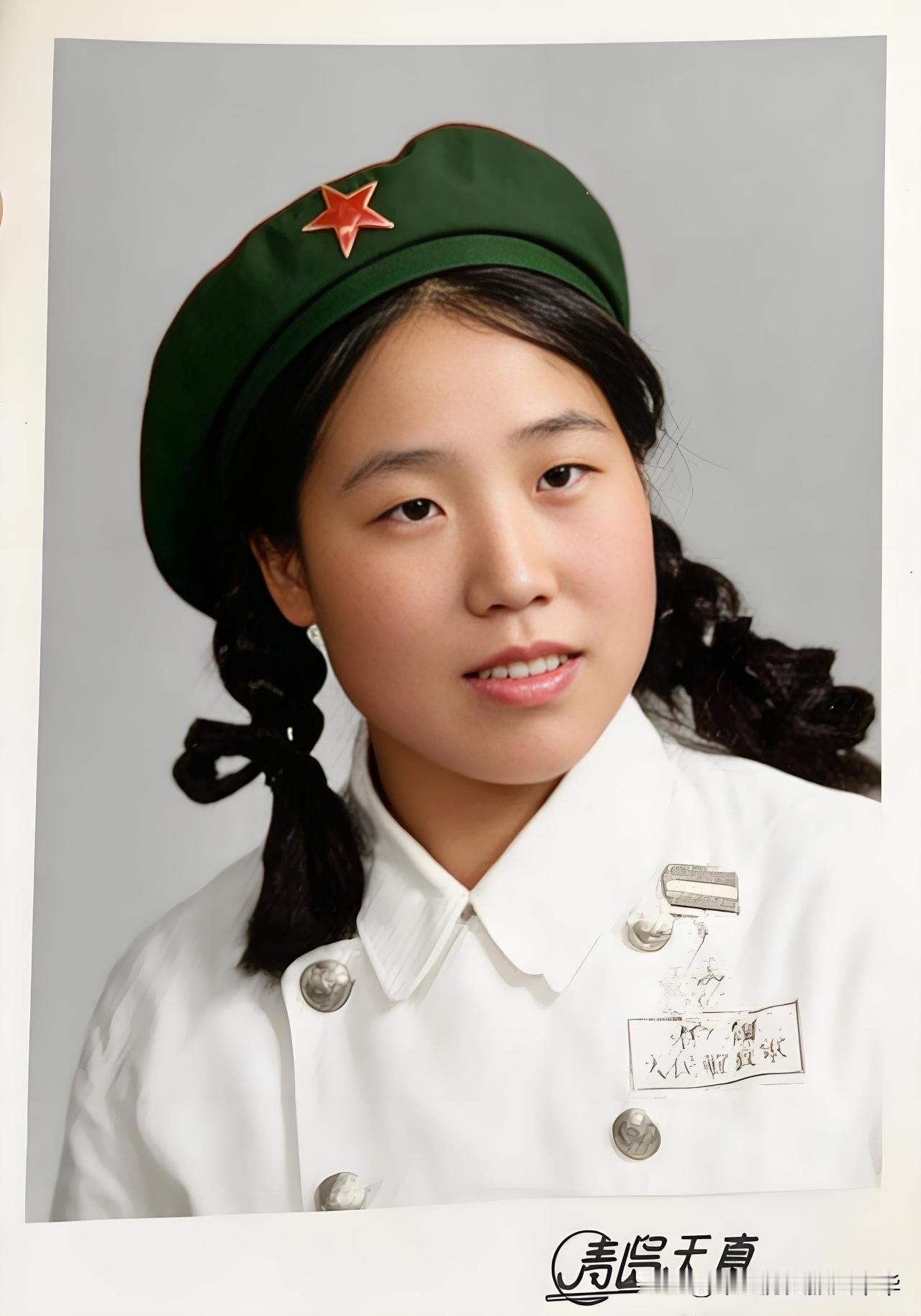 这位应该是1951年代初的解放军女军人，头上戴的是无檐软帽（俗称“一姐帽”），是