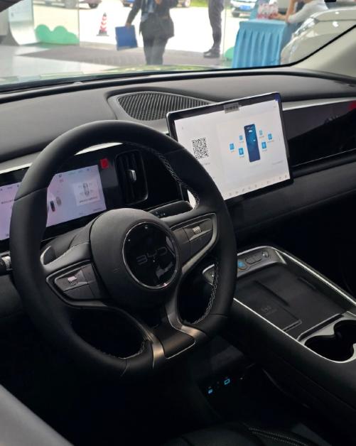 其实比亚迪海洋网旗下的新车内饰我感觉都差不多，你看这款比亚迪海狮05 EV的方向