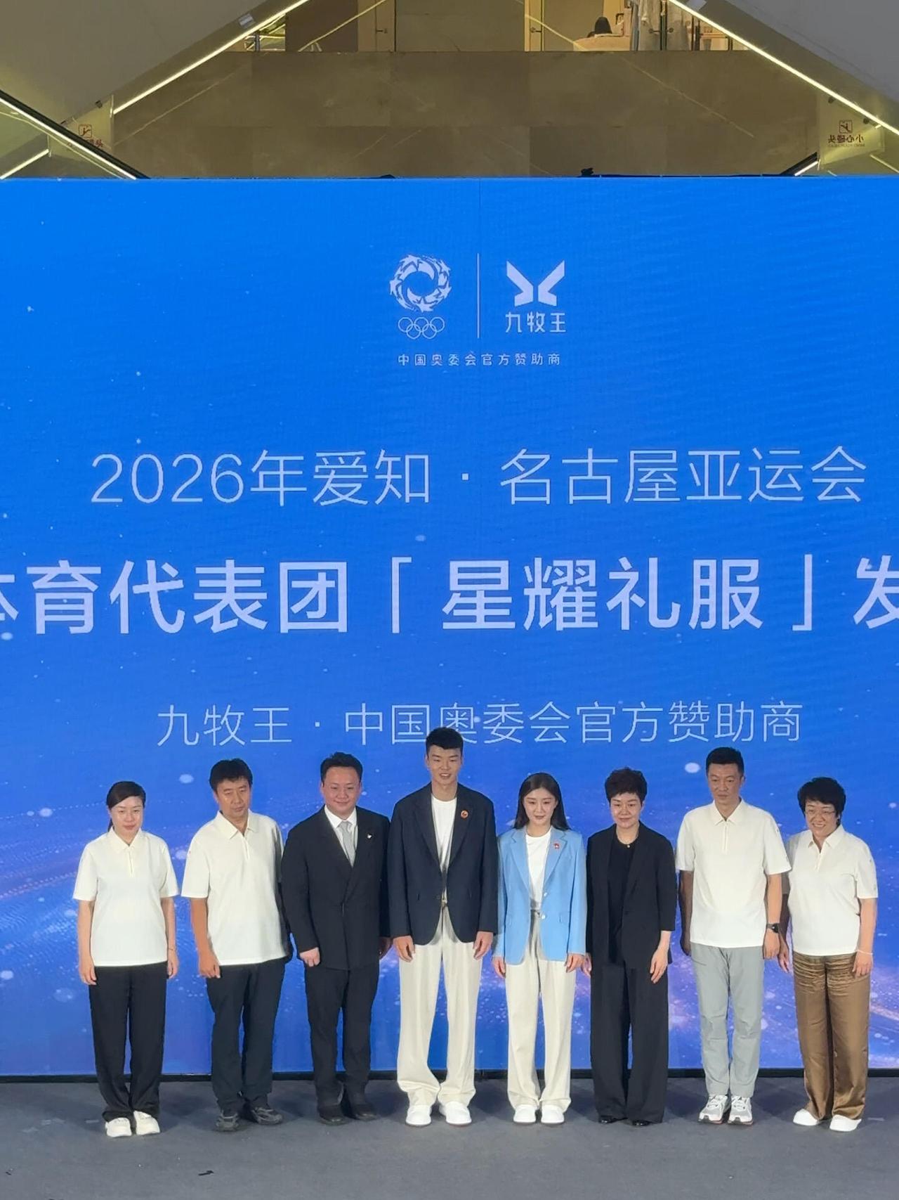 陈梦参加石家庄活动，气质拉满，奥运冠军就是这样英姿飒爽，好标准好板正！
这好像是