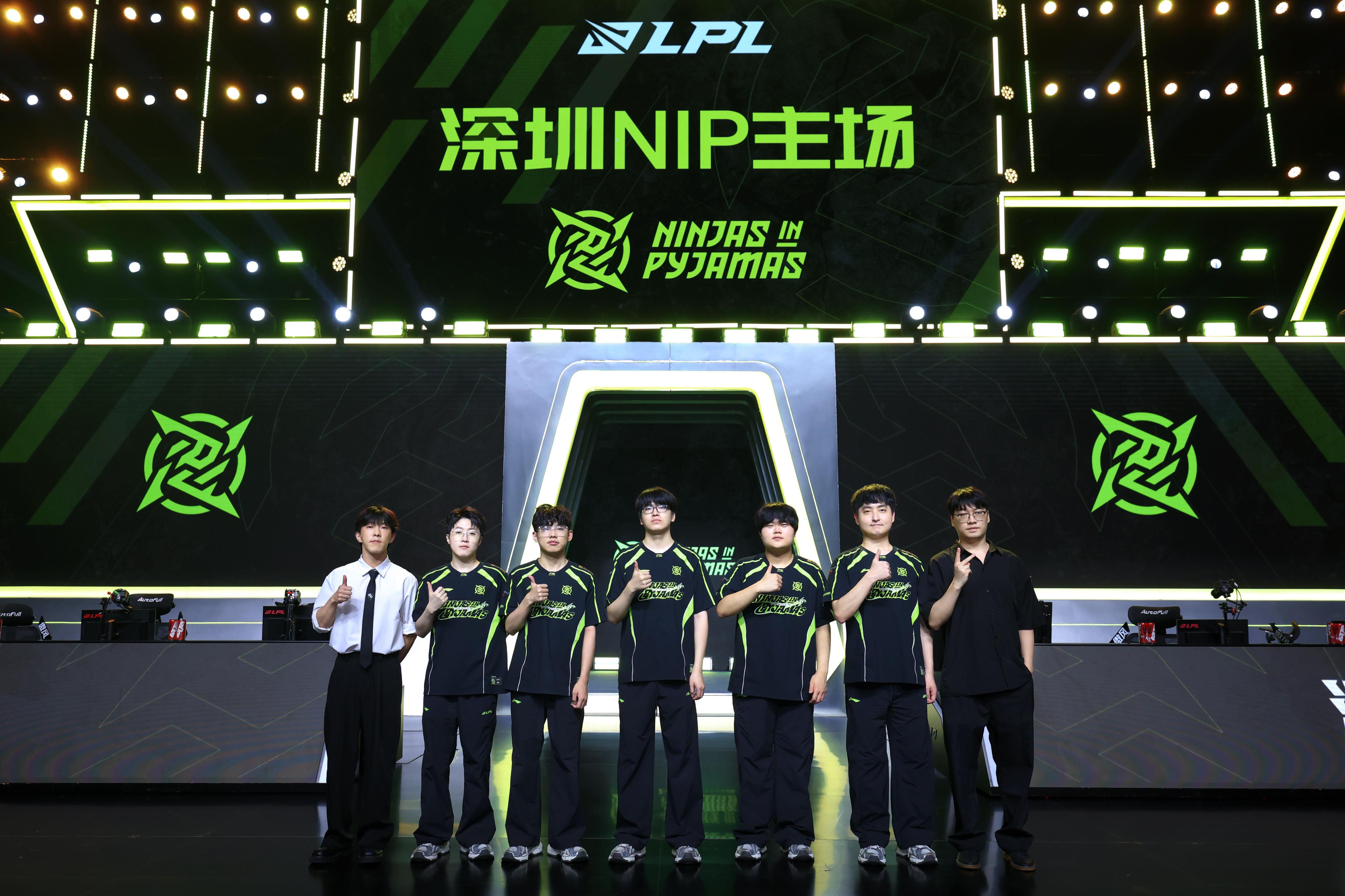 NIP分享第二赛段队员及教练合影：高高远远是我们的仰望！