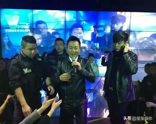 别再对着在深圳酒吧商演的过气港星喊落魄了，人家一场几万十几万，赶场忙到飞起，掌声