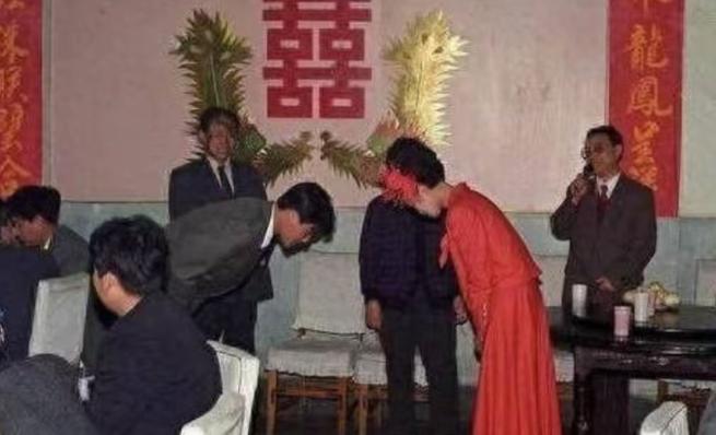 1999年，黑龙江19岁护士收养10岁男孩，将他视作亲弟，12年来始终没有结婚，