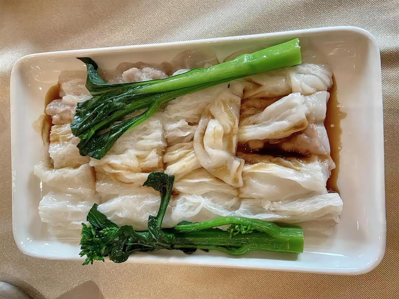 肠粉配菜清脆爽口，粥品浓稠温润，一口满足，舌尖上的粤系早茶时光。