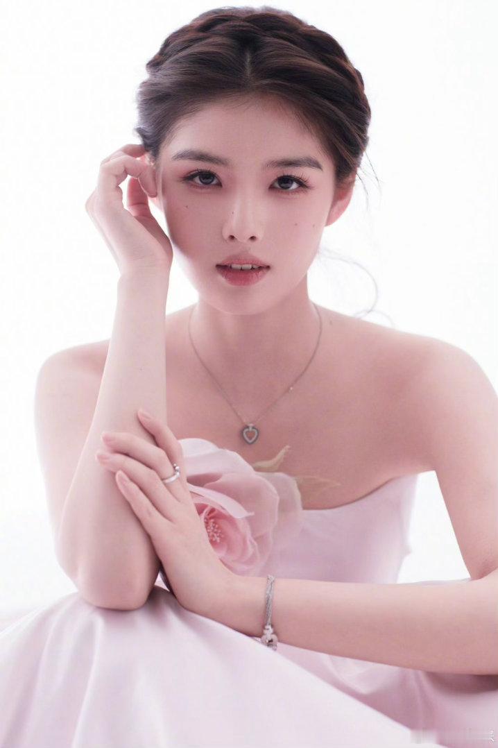艾米高考拒绝签名被吐槽这不是很正常吗，演员本来就不会随意签名，再说高考哎，此人高