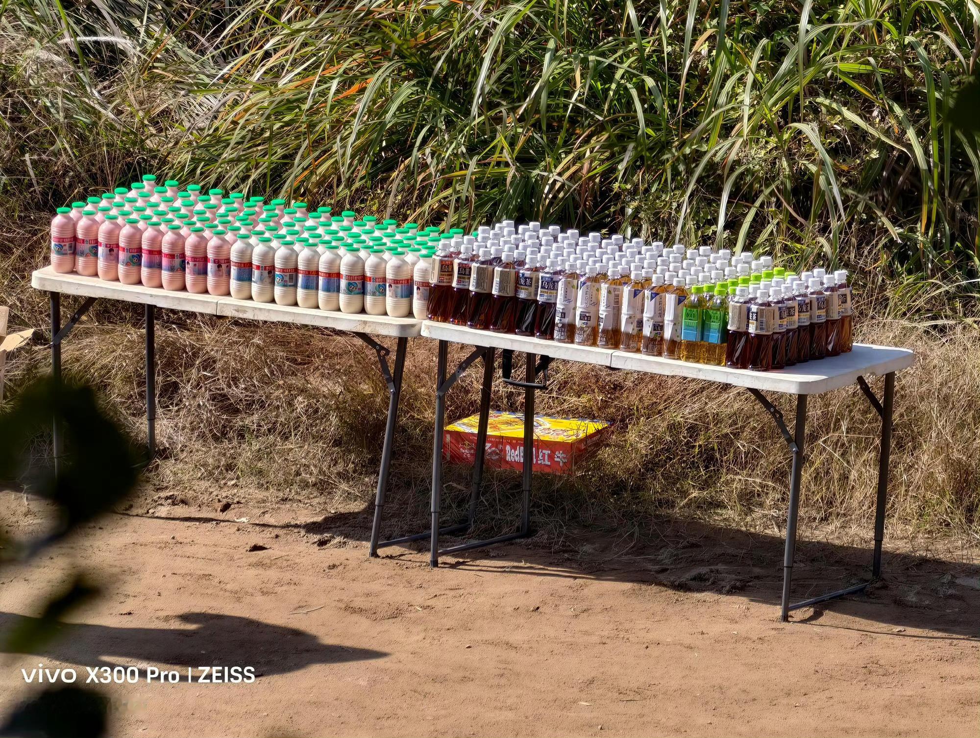 成毅又请两京十五日剧组工作人员喝饮料啦，真的太暖心了啦 