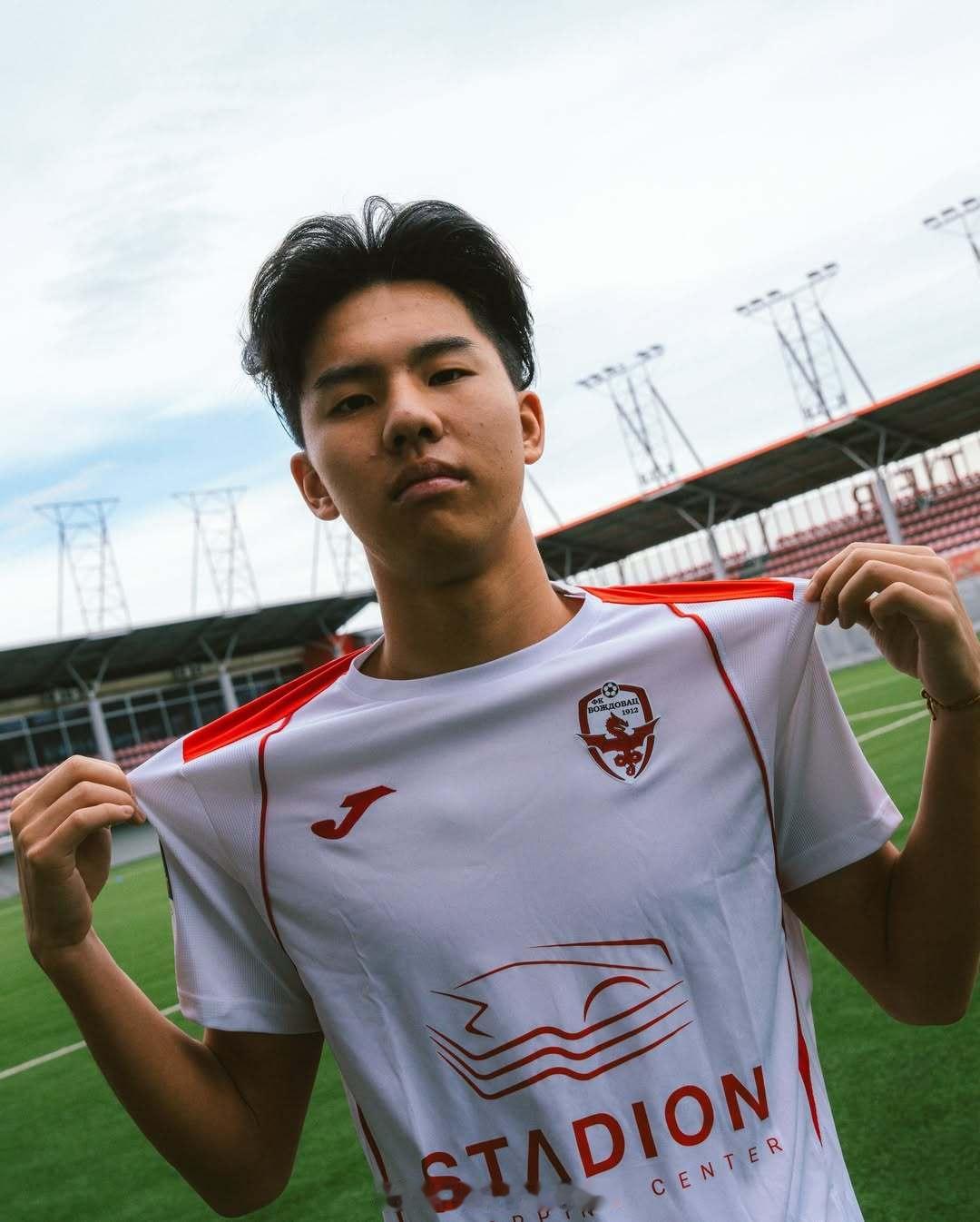 【官方】18岁前锋 张家鸣（2007） 加盟塞尔维亚沃日多瓦茨俱乐部。此次加盟是