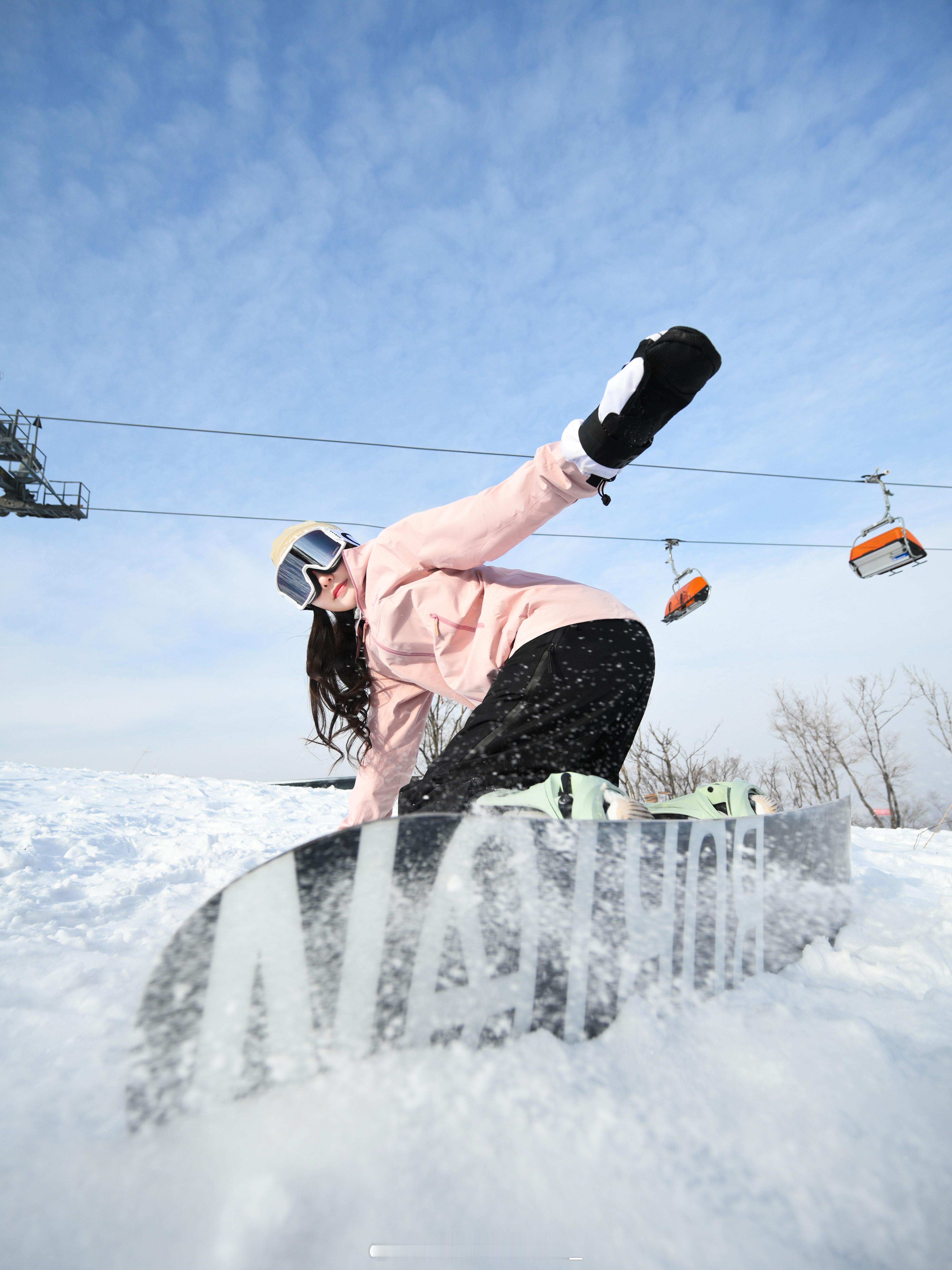 始祖鸟全球首家RSC雪场限时体验空间今年开在了松花湖度假区这间露营帐篷一样的鸟咖