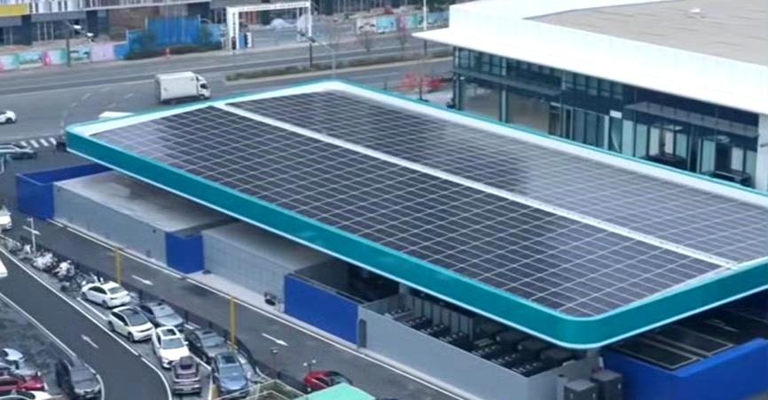 网友：如果比亚迪的充电站，顶上光能下面储能，这么设计会不会更有竞争力呢？