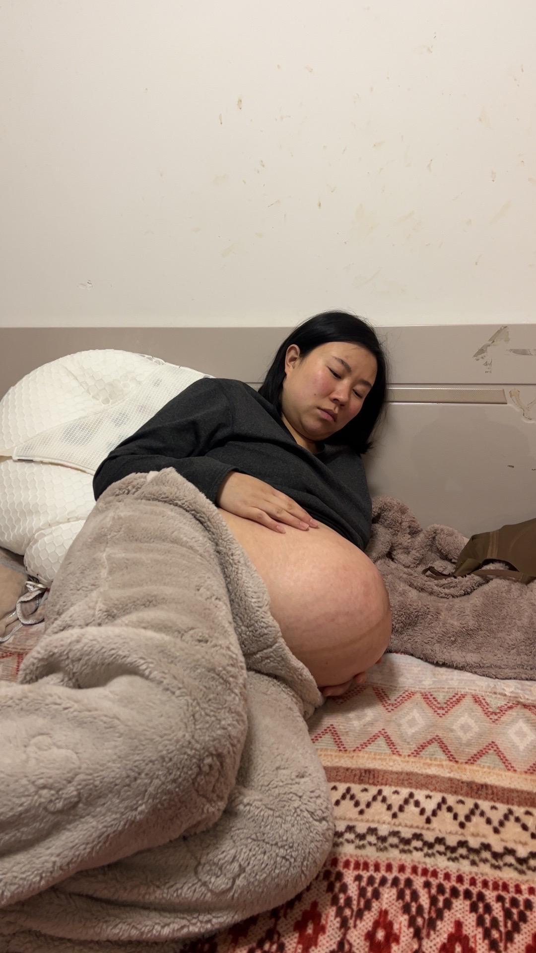 从来没有矫情的妈妈这次真的是很难熬，这种肚型只有经历过的妈妈才能体会吧...