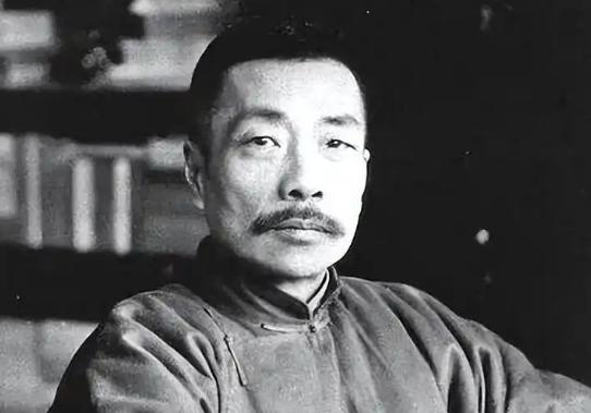 1912年，普通工人累死累活干满一个月，才拿3块大洋，同一年的北京，刚进教育部的