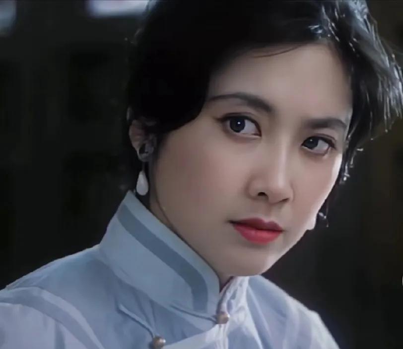 看不够，真的看不够啊！

她的美，太符合大家心目中的传统古典美了：美丽大气而不妖