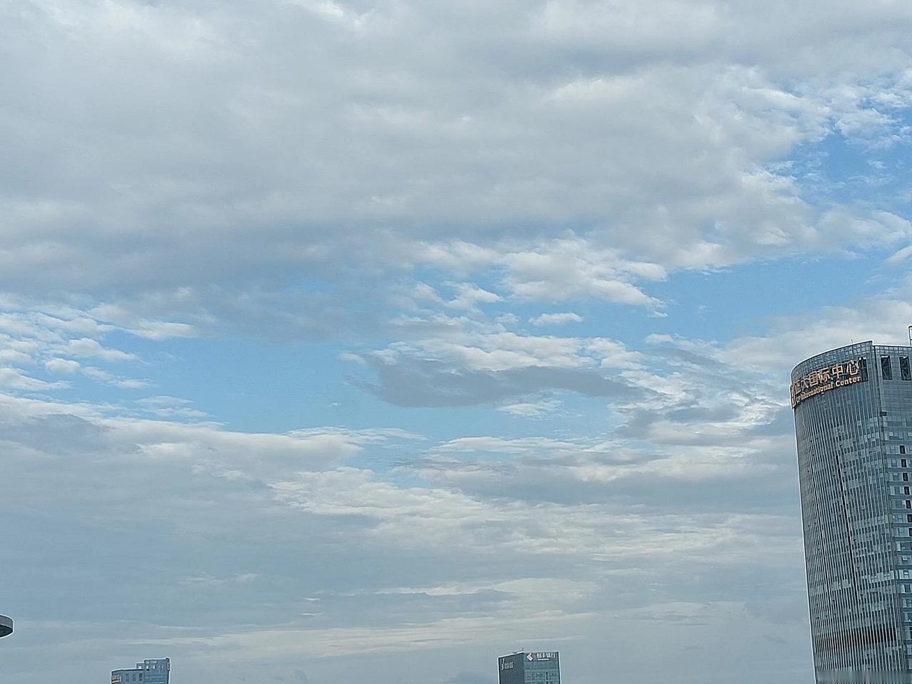 男足和A股一定是双胞胎。
水平像，自我安慰的时候，更像。
男足：世预赛，首战0：