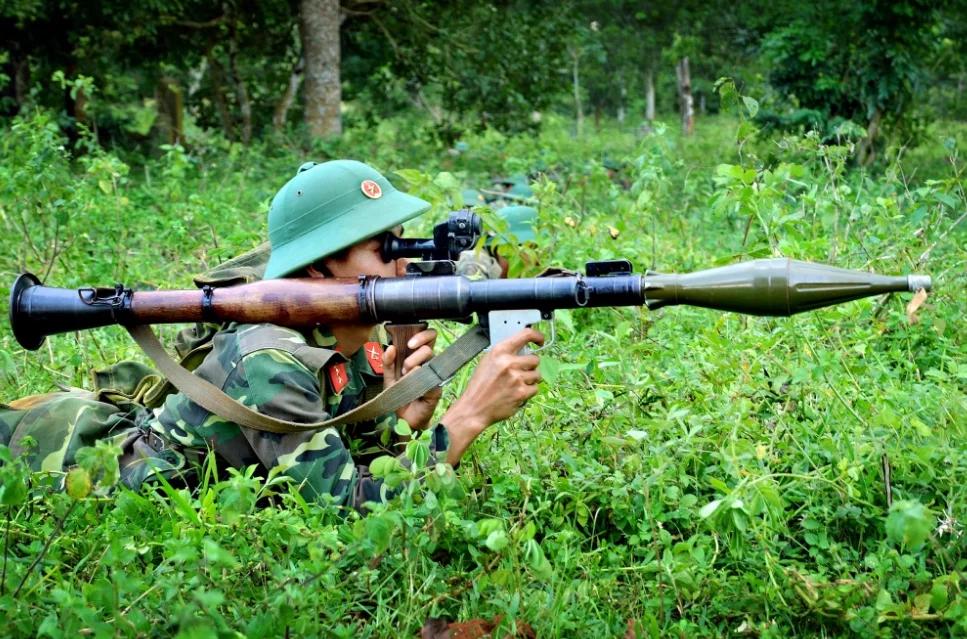 越南士兵与国产B40火箭筒，RPG的越南版