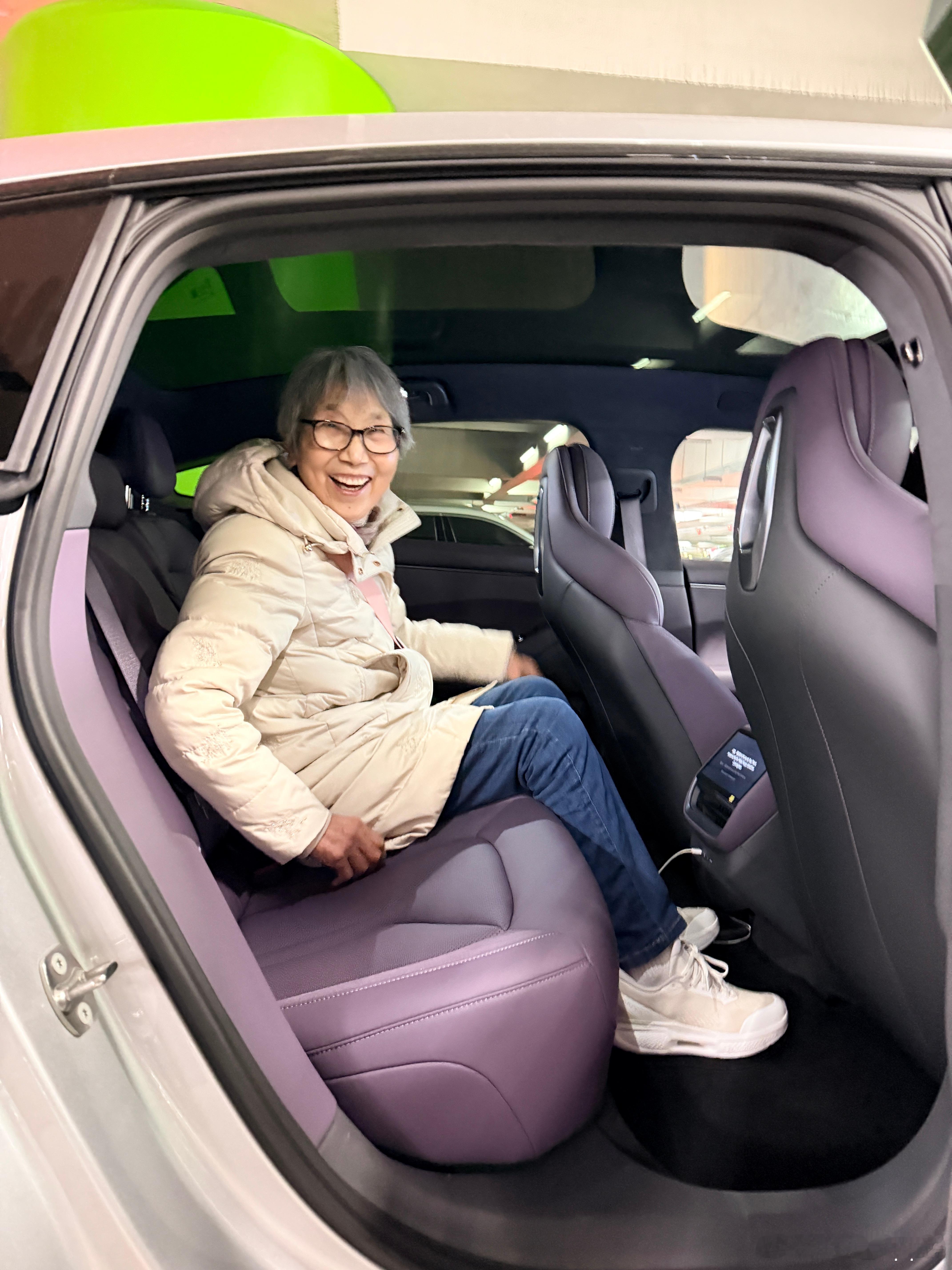 今天在虹桥机场接上我奶奶  准备过年啦作为已经坐过好几台新能源车的洋气老奶奶👵