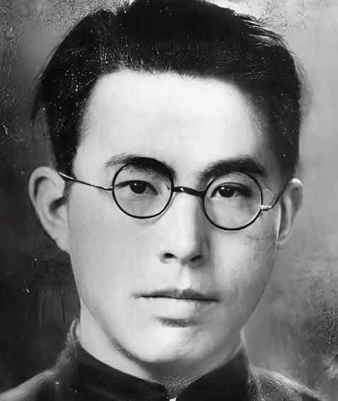 1942年，地下党郑文道求死未果被日军囚于医院。护士换药时总多给一张纱布，他猛然