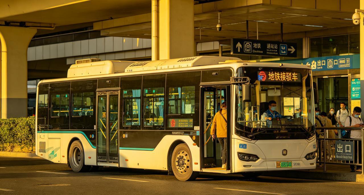 好消息，哈尔滨开通了地铁接驳车9号线！
主要是服务于哈工大附中高中部的学生和老师