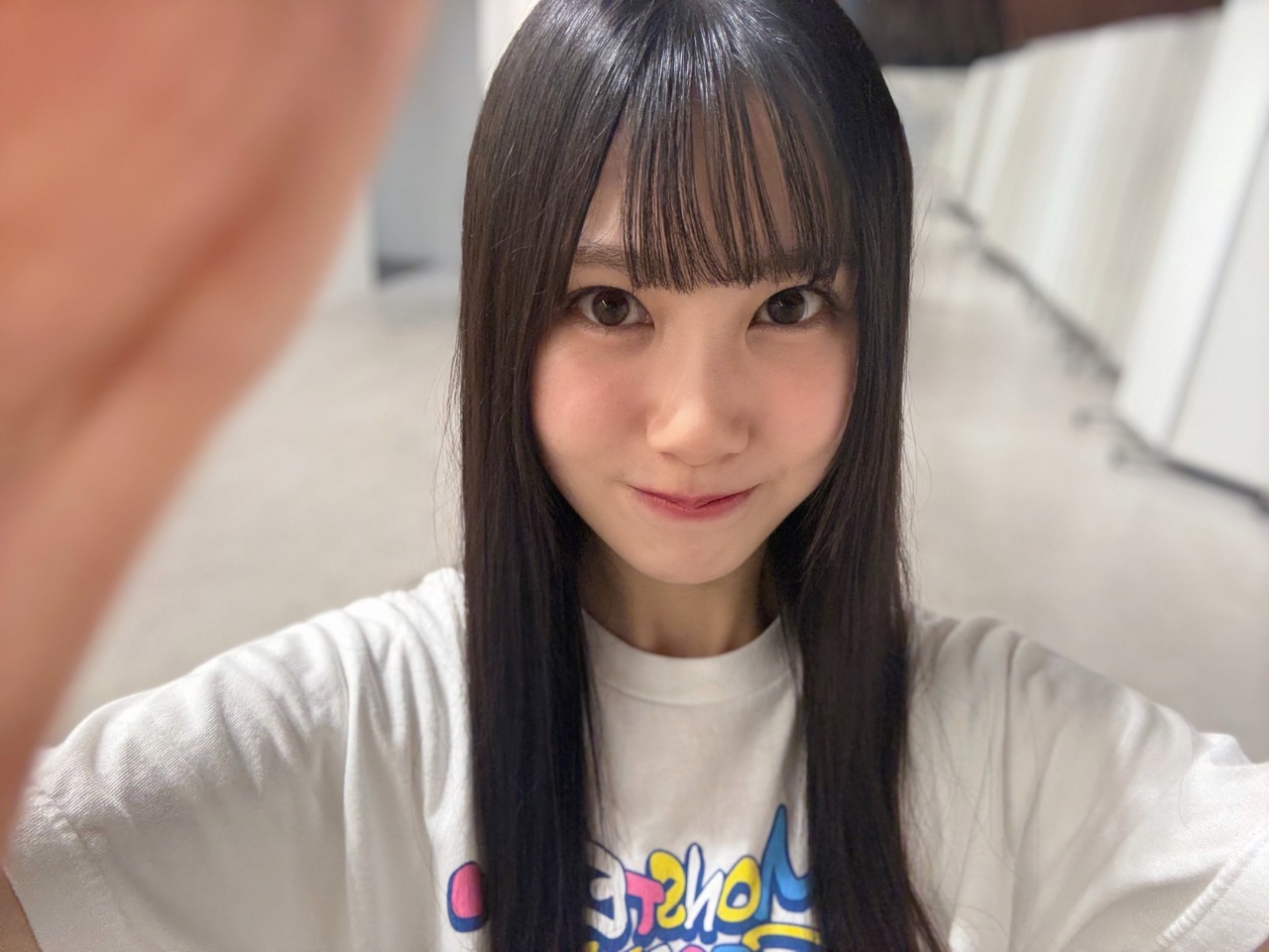 鶴崎仁香「じーーー ねえねえ、一緒に見つめ合わない？ ライブでも、お見送り会でも