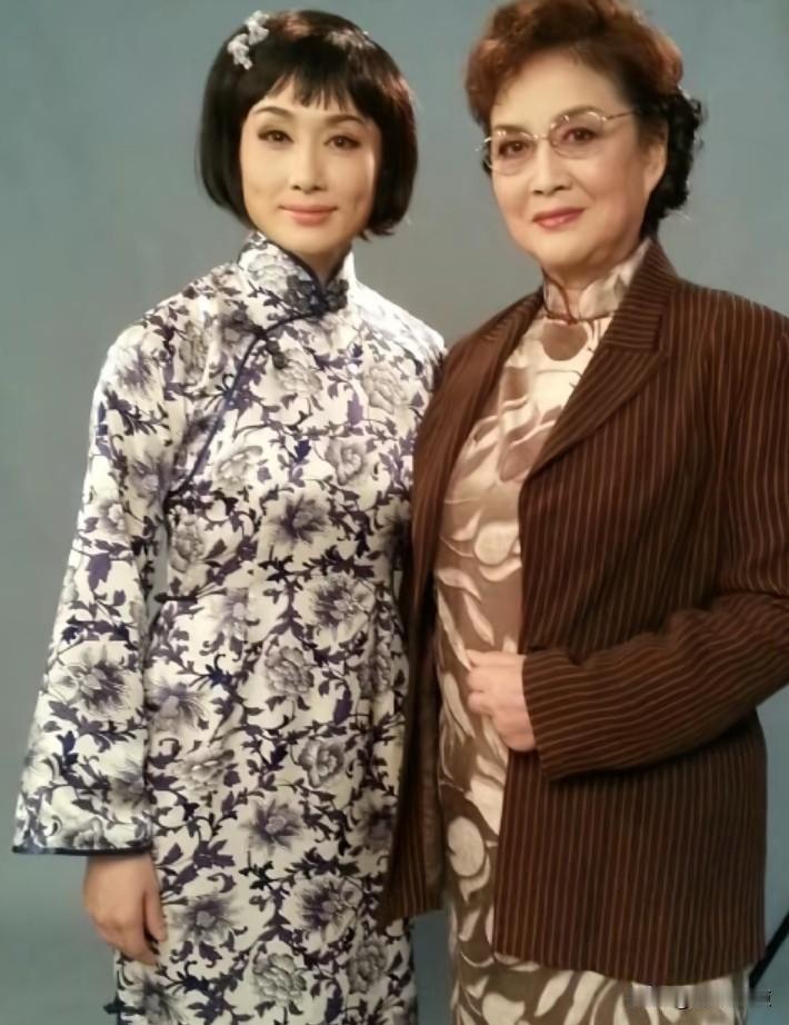 两位“邢月红”同框啦！
陆派小生曹银娣和尹派小生王君安，这两位不同时代的越剧名家