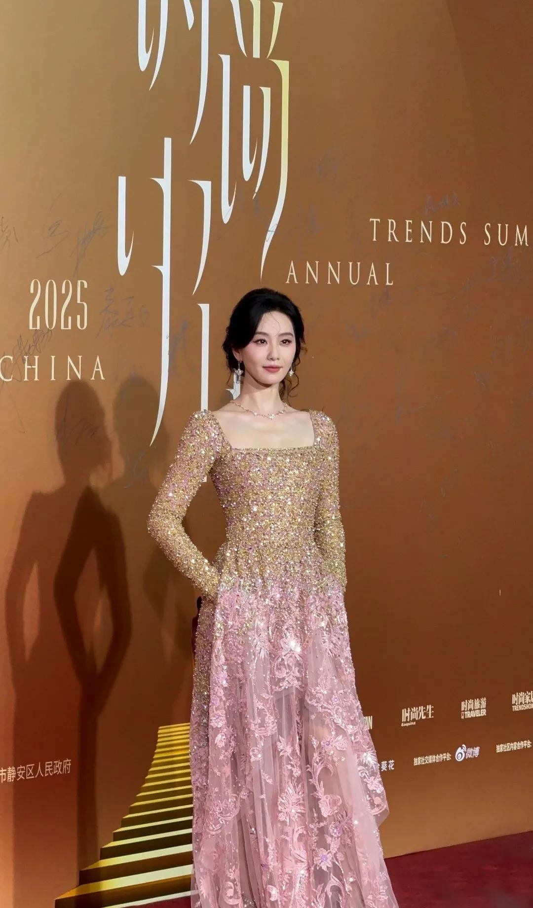 今晚时尚cosmo三大女星红毯，刘诗诗，宋茜，钟楚曦 ，

刘诗诗身着Georg