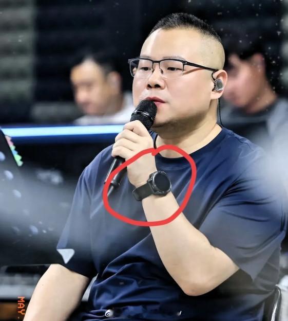 一觉醒来岳云鹏成为全网最大的笑话了。不是他要开演唱会，也不是他又胖了，而是他竟然