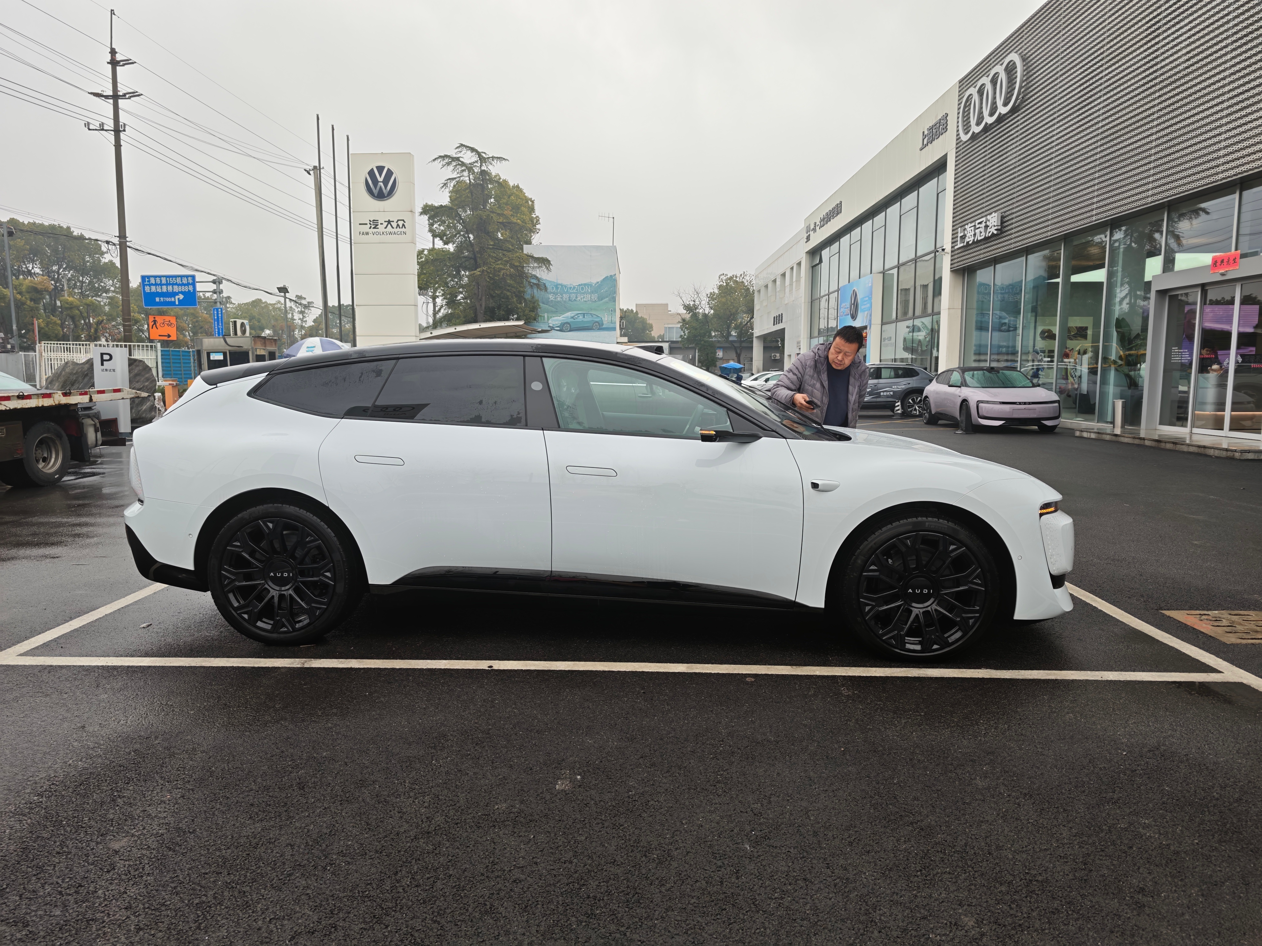 30w轿车底盘天花板