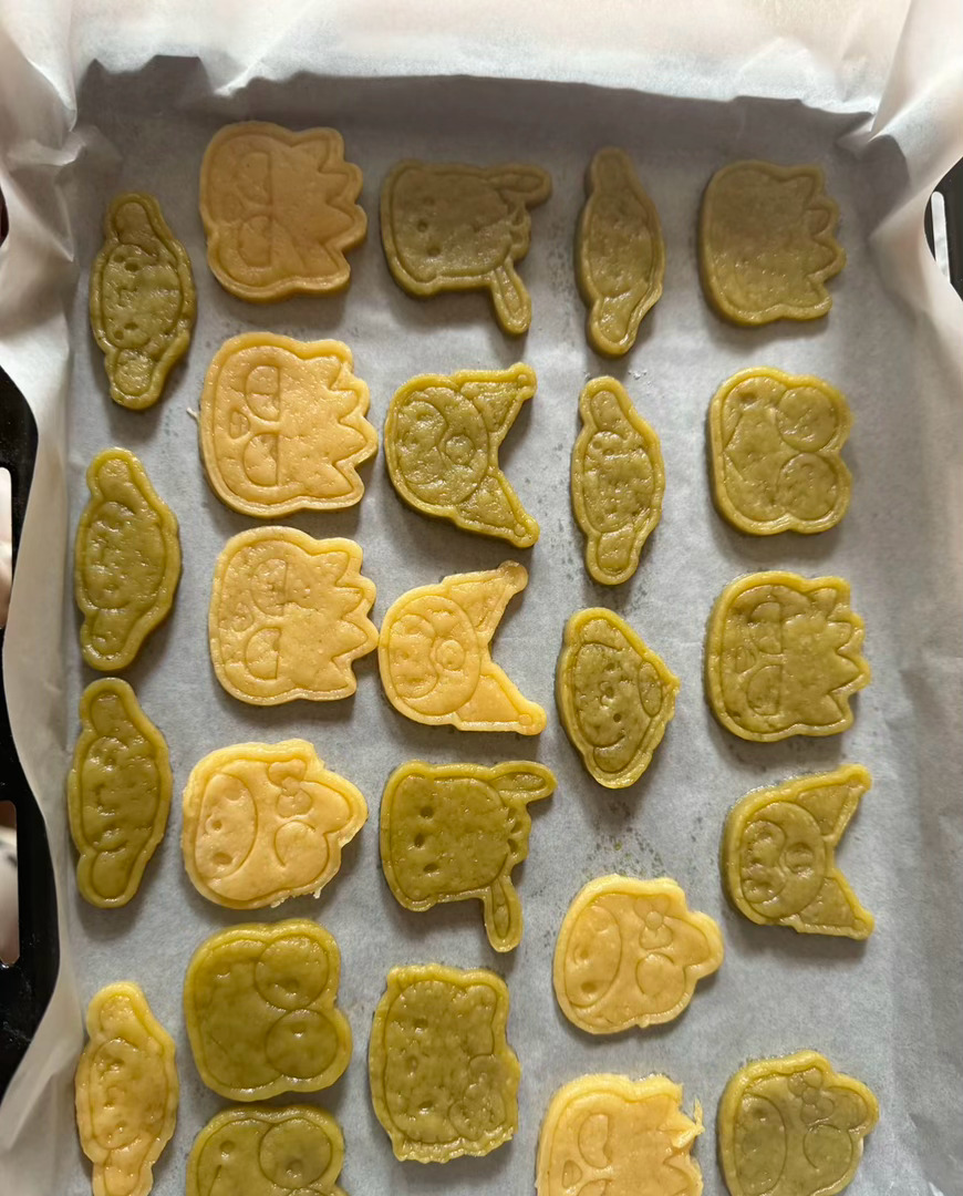 陪女儿用烤箱做的黄油饼干，看着还不错吧