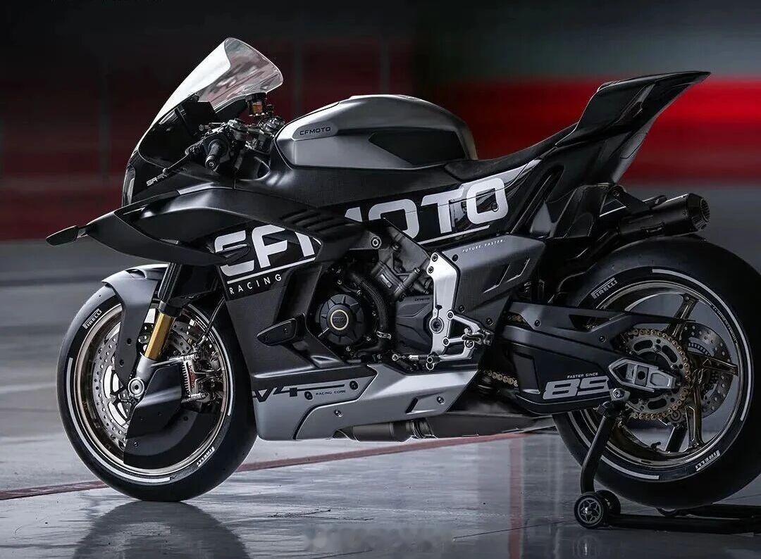 春风公升V4跑车 V4 SR-RR亮相米兰车展，搭载了997cc V型四缸发动机