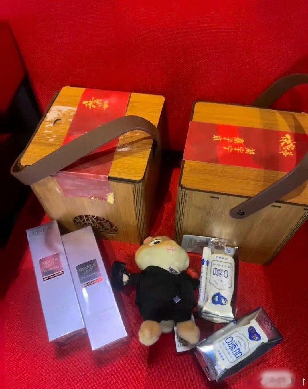《珠帘玉幕》发布会刘宇宁伴手礼里有老鼠玩偶，真的挺开的起玩笑了[笑cry] ​​