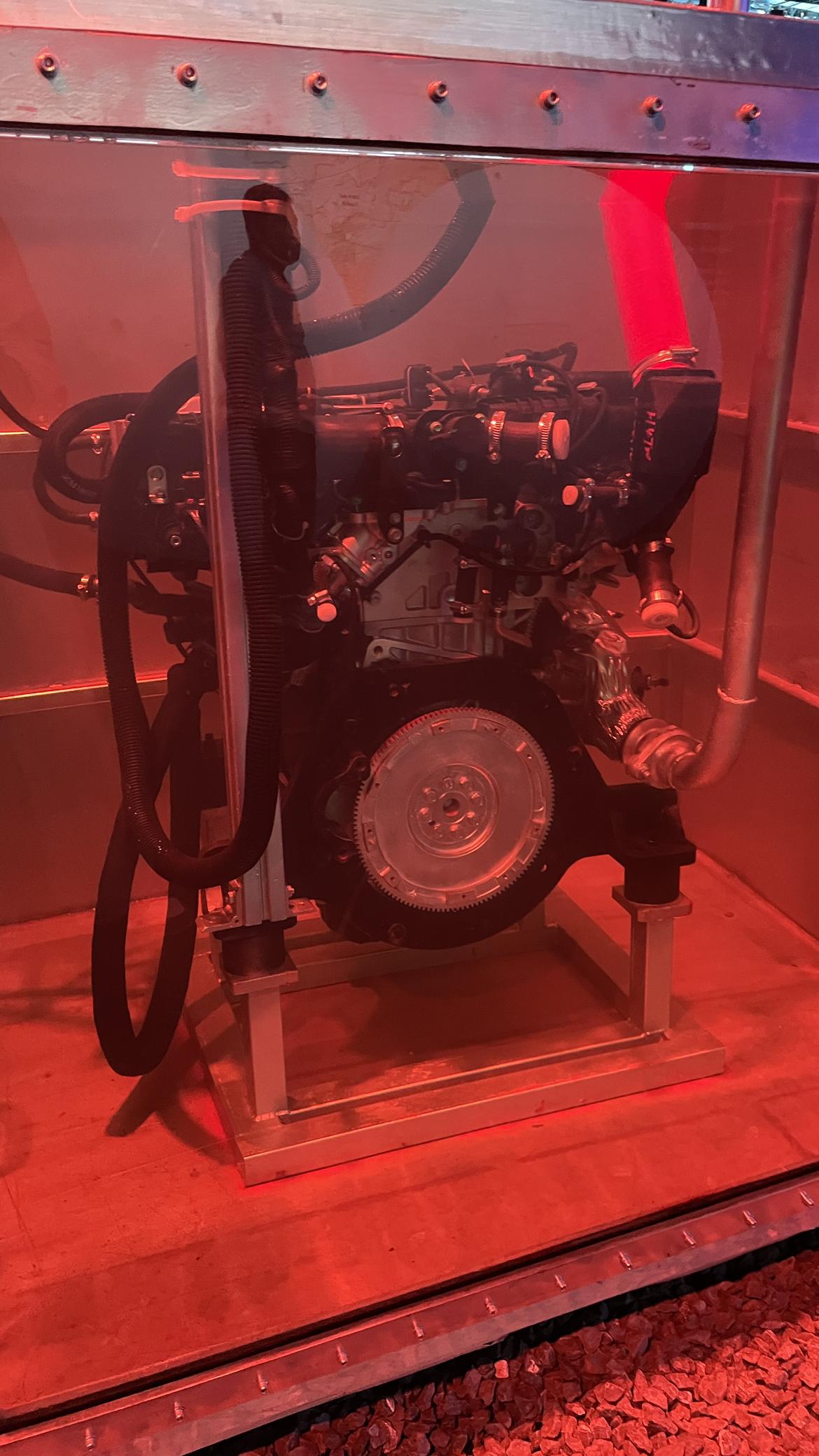 就在这泡，泡足48小时
纵横G700的2.0T混动专用发动机具备IP68级防水，