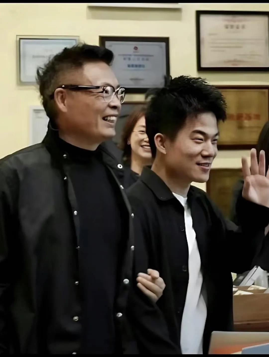 今天我再次挽着董宇辉的手
他问我人间信可否长相厮守