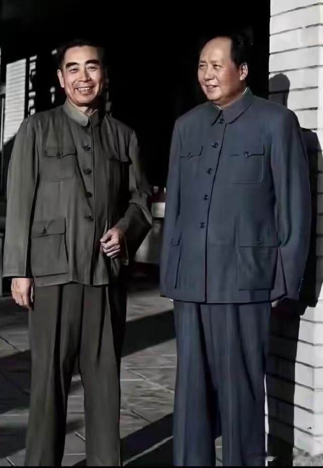 毛主席掌领航之舵，定前行方向；周总理负济世之任，倾力实干担当。两位伟人同心共济，