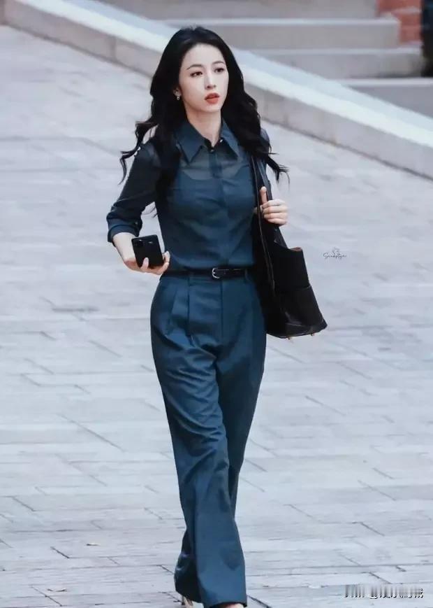 穿上西装，化身职场精英


周雨彤《半熟男女》中的高智感轻熟风，职场穿搭新灵感！
