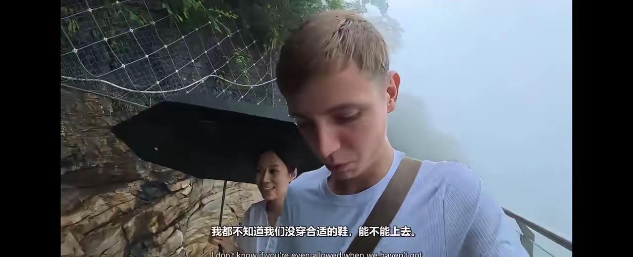 终于搞明白了，
某些海外事件引发争议，不是因为国人不自律，不是因为同胞不争气，而
