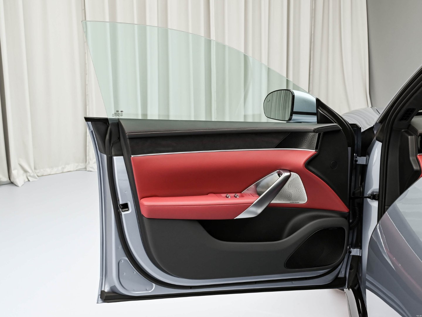 门板对比尚界Z7带有下放门缝密封条，另一个7没有，并且漏液孔外露波波的车世界