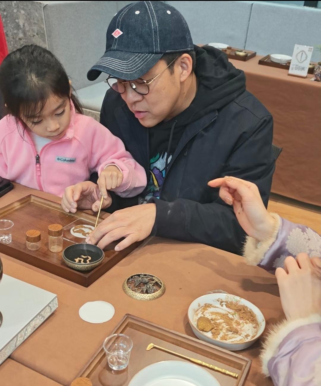 12月26日，郭晶晶和霍启刚带着孩子们去了广东佛山简式别墅，一家人体验当地传统制