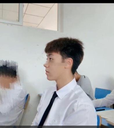 男高帅哥被钓鱼，别说小帅哥侧脸挺帅的 