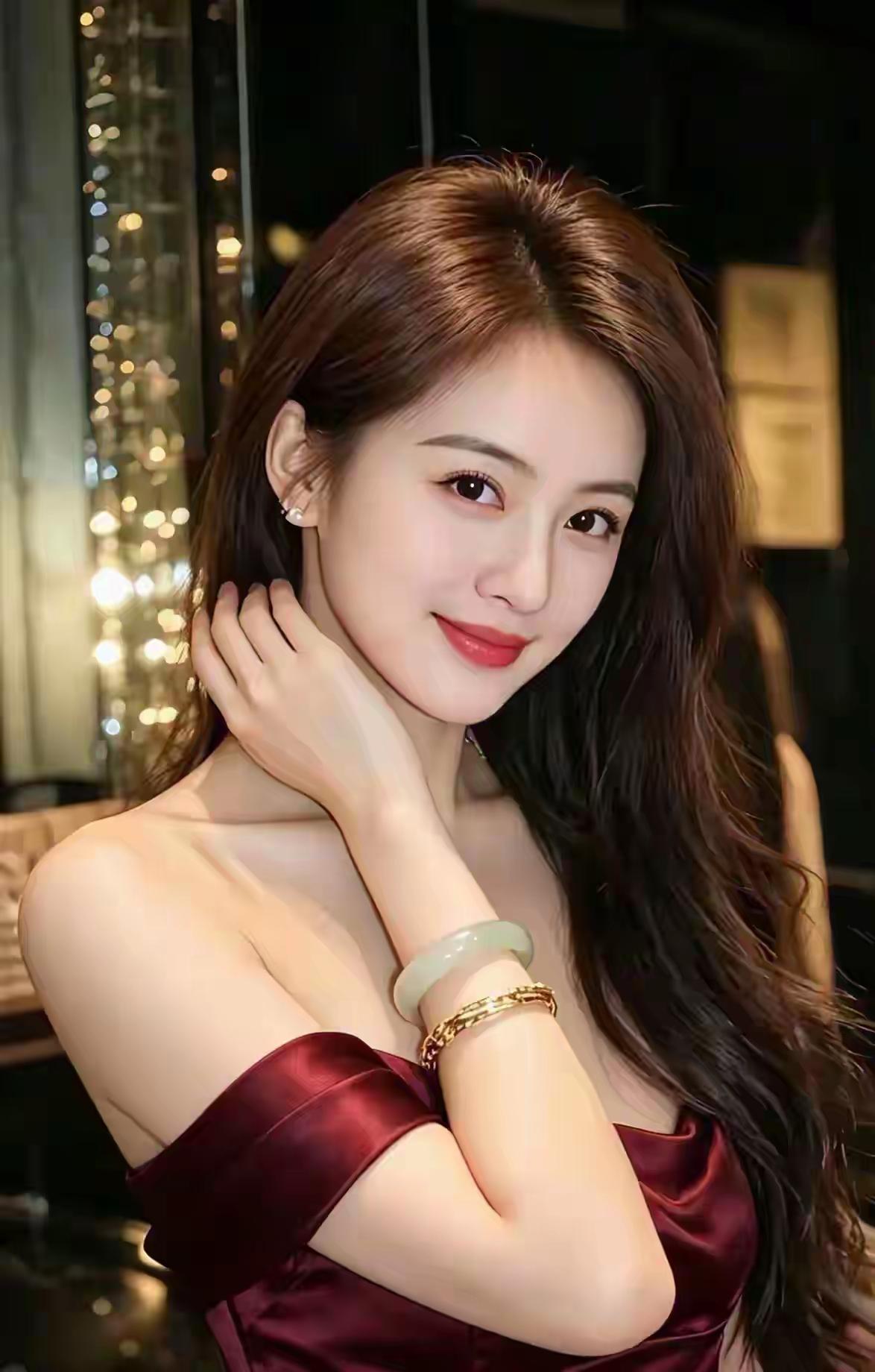 这姑娘打扮得真漂亮，笑起来好迷人！