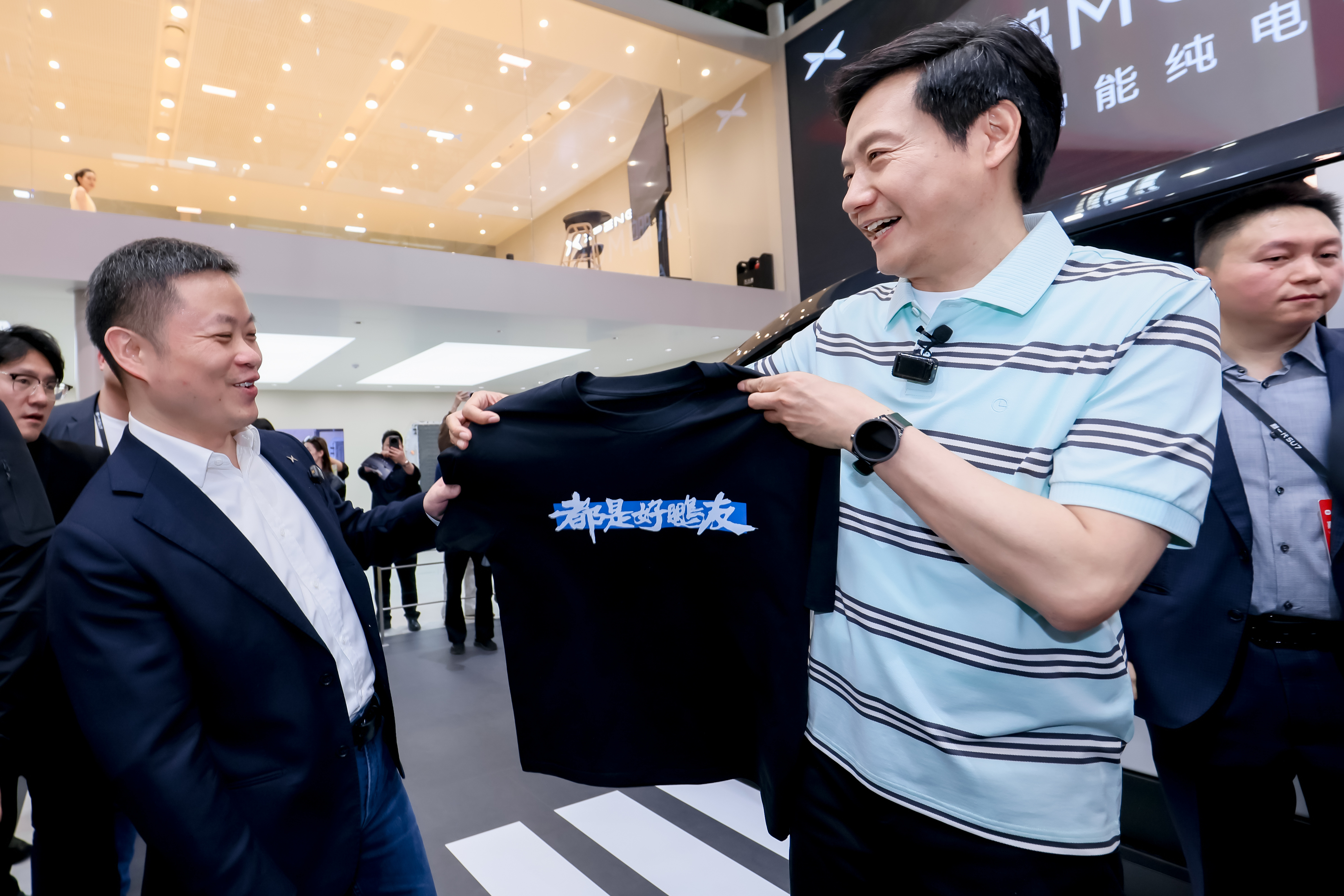 雷军何小鹏都是好鹏友 两小无猜，都是好鹏友！ 