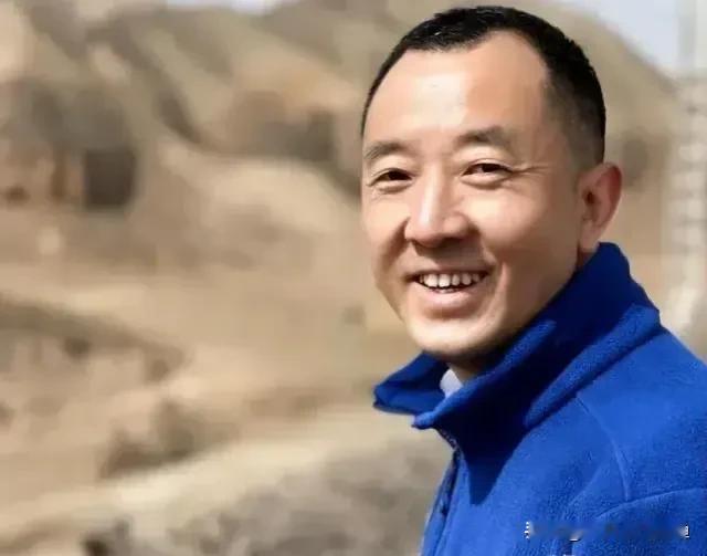 陈行甲，这位清华出身的县委书记，用他的行动诠释了什么是真正的“不忘初心”。他的故